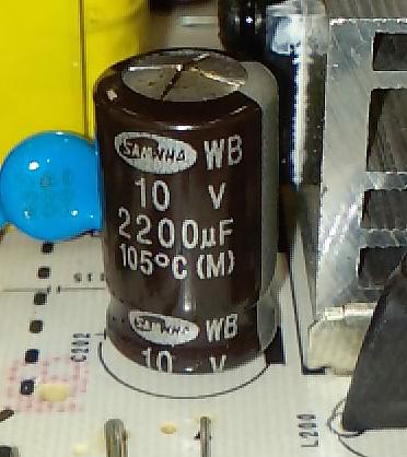 3. Identificando o Capacitor Defeituoso. A) O Capacitor defeituoso deve ter no seu corpo as marcas do Fabricante(SAMWHA) e do tipo (WB), conforme foto abaixo.