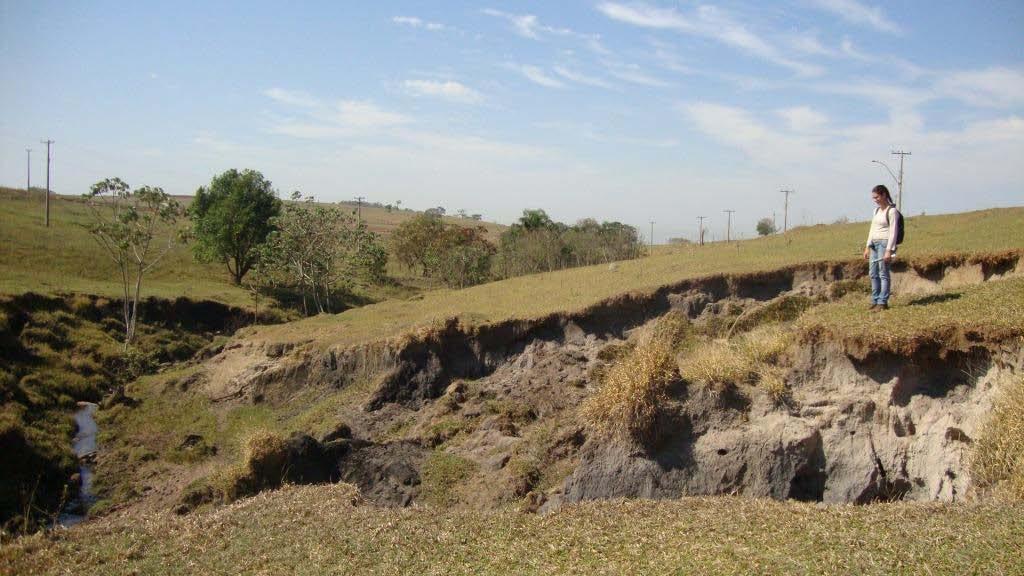 Por outro lado, as Figuras 46 e 47 mostram as feições F11 e F14 localizadas na margem esquerda, indicando que o processo erosivo nessa região é menos intenso, com