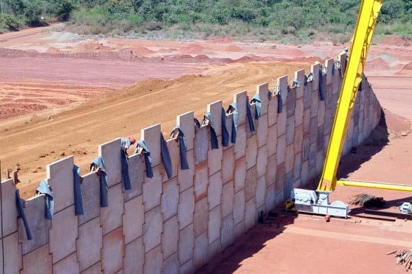 72 Muro de Terra Armada (Reinforced Earth Walls): consiste em uma matriz granular reforçada com camadas de tiras metálicas.