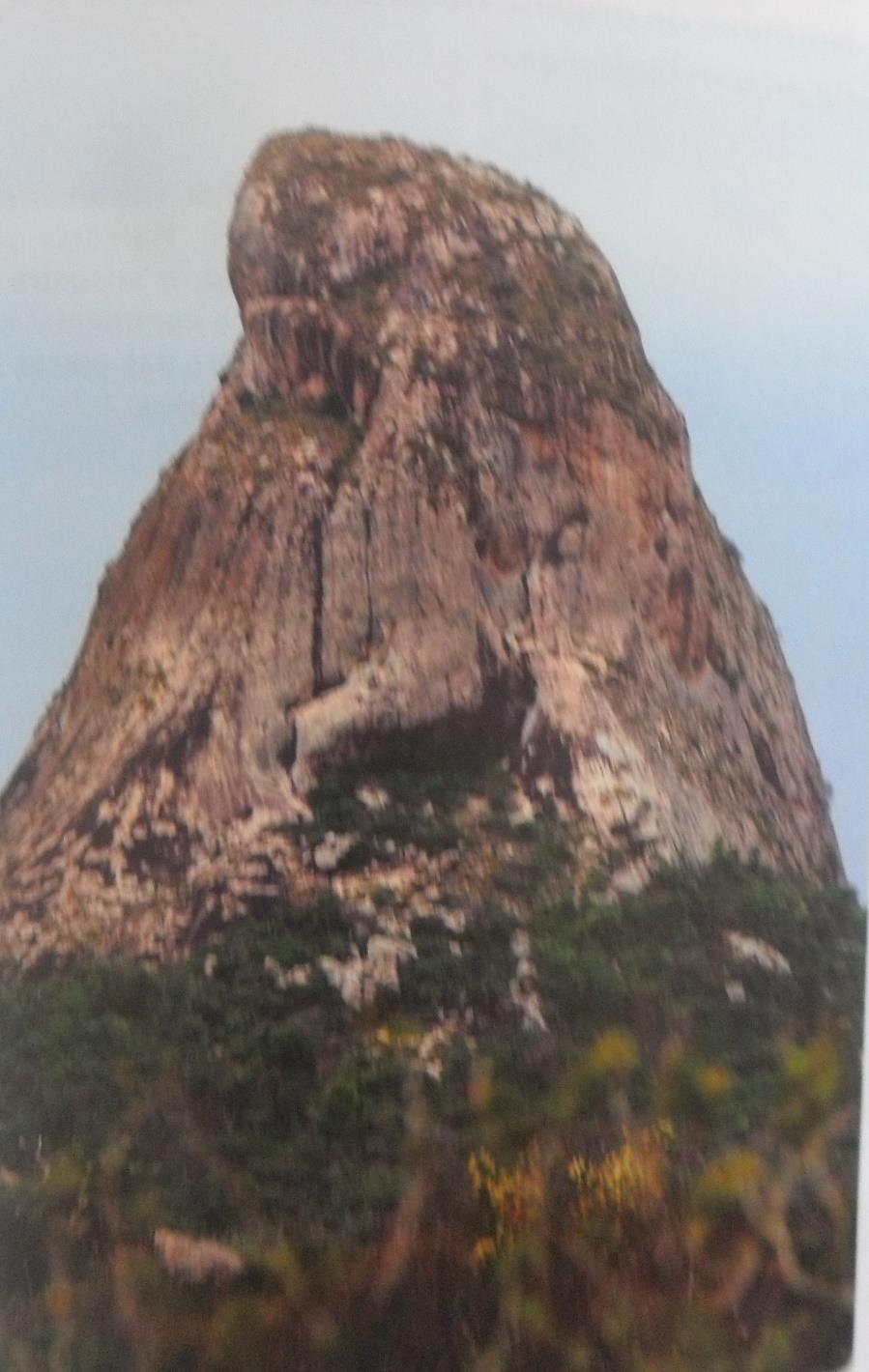 Inselberg saliência encontrada em regiões de clima árido e semiárido. Sua estrutura rochosa foi mais resistente à erosão que o material que estava em seu entorno.