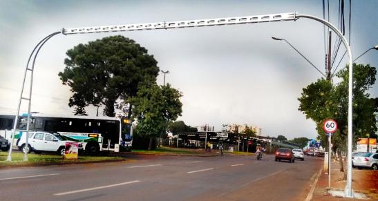 Braços - 2 módulos, fabricados em aço U vazado, eletricamente soldados (costurado), de 3/16 x 6 x 10, de altura, com 5 metros de comprimento cada.