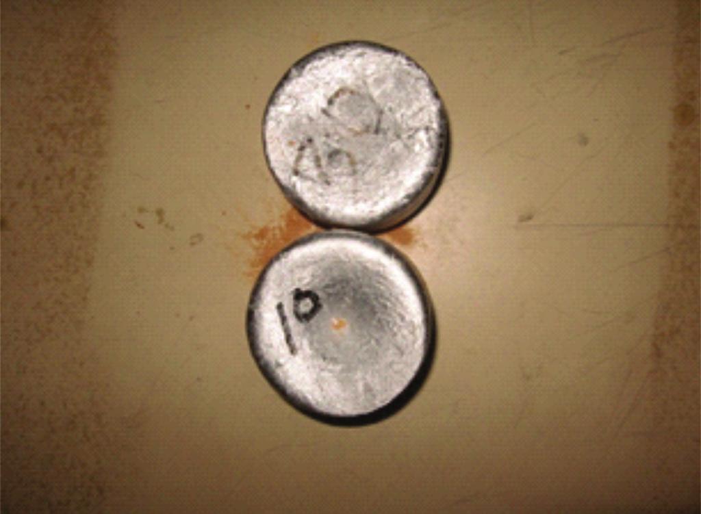 Figura 1.13: Duas peças de alumínio desmoldadas (aula prática de fundição nos laboratórios do IFPA, Campus Belém) Fonte: Autor A próxima etapa é o processo de rebarbação.