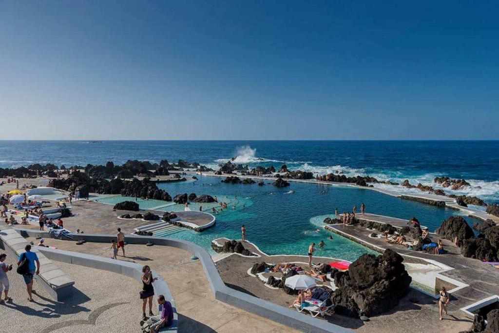 levada de meio dia Adulto: 50 / 0-12 anos: 20 Suplemento de almoço por pessoa, por dia inteiro: 13,50 PORTO SANTO UM DIA NA ILHA DOURADA Todos os dias excepto: Inverno Terça e Sexta Verão Sexta Este