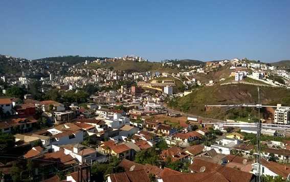 FIGURA 9: Área edificada da BHCT apontando a grande ocupação das áreas de planície (área de ocupação mais antiga) e, posteriormente, a ocupação em direção às encostas e parte dos topos dos morros