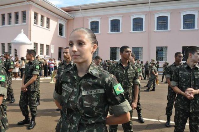 Mulheres iniciam formação de oficial combatente do Exército brasileiro pela primeira vez A Escola Preparatória de Cadetes do Exército abre espaço para a entrada das suas primeiras alunas.