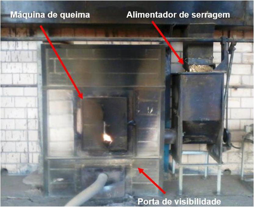 periodicamente por um funcionário com a ajuda de uma máquina pá carregadeira, onde por correias transportadoras é levada até a parte superior do forno e distribuída para as máquinas de queima. 4.3.