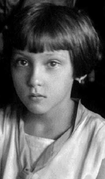O que verdadeiramente somos é aquilo que o impossível cria em nós Clarice Lispector, nascida Haia Lispector (Chechelnyk, 10 de dezembro de 1920 Rio de Janeiro, 9 de dezembro de 1977) foi uma