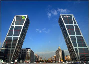 A inclinação das torres é de 15 com a vertical e ambas têm altura de 114 m, com 6 andares.