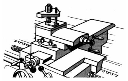 Torno: Partes constituintes A mesa, que desliza sobre as guias prismáticas do barramento, suporta o carro transversal.