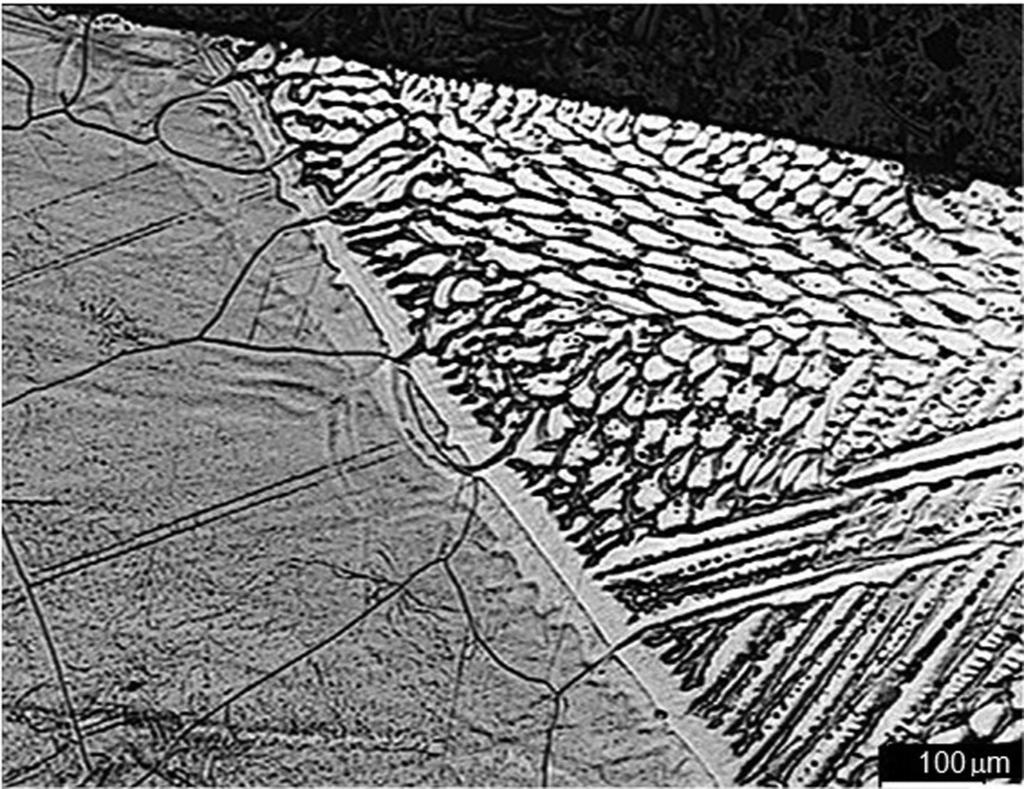 benéfico para a solda, pois proporciona uma continuidade dos grãos existentes no MB, reduzindo regiões com a presença de concentradores de tensões na solda, em especial as trincas [16]. Figura 9.