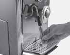 Vire o botão até a posição de repouso ( ). 7 After frothing the milk, brew coffee into the cup for a creamy cappuccino.