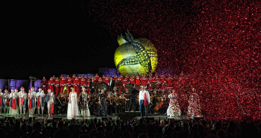 O CONCERTO Uma vez por ano, Andrea Bocelli organiza um magnífico concerto na sua cidade natal, Lajatico na Toscana, o qual acontece sempre numa noite de verão, sob o céu da Toscana em meio às colinas