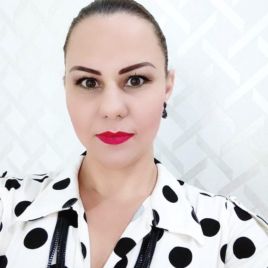 Dayane Begnossi É designer de sobrancelhas, Especialista em Micropigmentação, atuante na área desde 2009, com formação nacional e aprimoramentos em cursos internacionais.