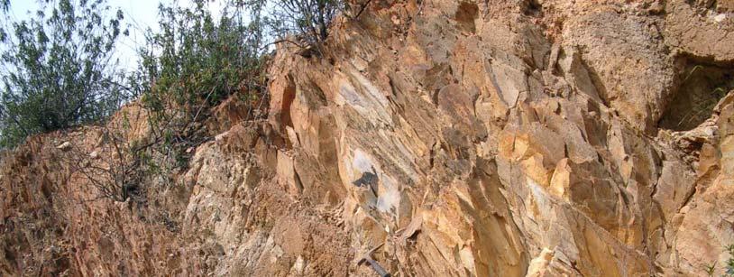 Fig. 9 Formação Cerqueirinha contacto intrusivo entre filão camada riolítico fortemente brechificado (A) e vulcanitos vulcanoclásticos com