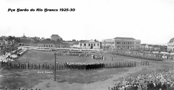 26 Figura 5: Largo do Rosário, em 1925 Fonte: Casa da Memória de Ponta Grossa Figura 6: Praça Barão do Rio Branco, em 1939 Fonte: Casa da Memória de Ponta Grossa Pouco antes da