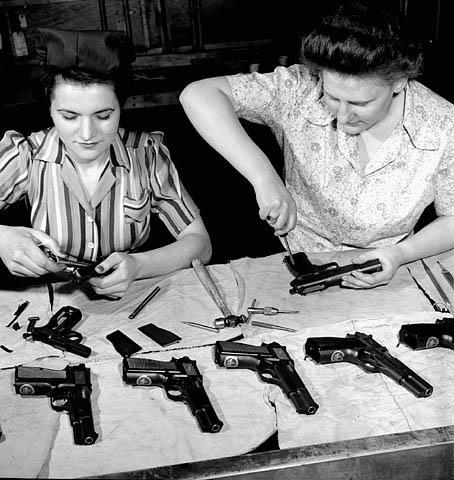 Corrida armamentista Com o aumento tecnológico dos armamentos, a indústria Bélica precisava vender sua tecnologia.