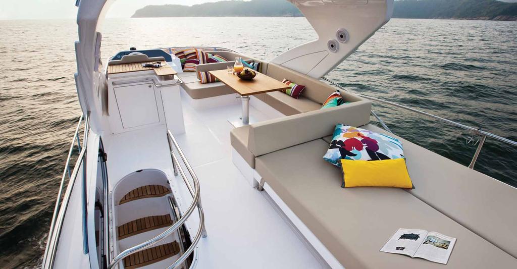 DIAS INESQUECÍVEIS BANHADOS DE SOL. O flybridge da Intermarine 65 acomoda seus convidados com muito espaço.