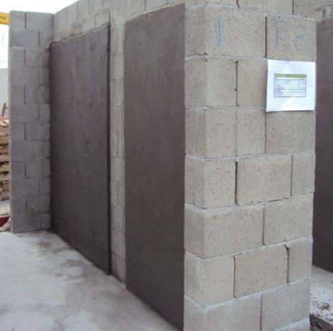 O bloco de concreto foi selecionado como substrato por suas condições superficiais propícias à ancoragem da argamassa sem necessidade de aplicação de chapisco (BAUER; PAES, 2004; CANDIA; FRANCO,