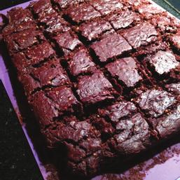 Brownie funcional 4 tâmaras sem caroço hidratadas ¾ de xícara bebida vegetal de arroz ou amêndoas ou castanha ou coco ½ xícara de cacau em pó 3 colheres (sopa) de mel ou melado 2 colheres (sopa) de