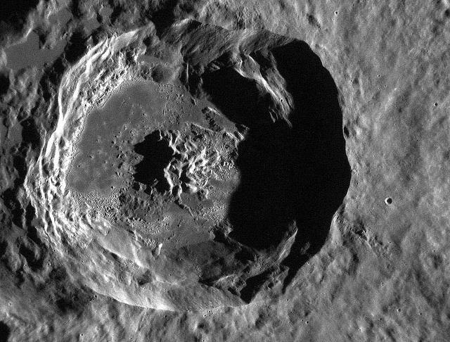 A bacia Caloris tem 1300 km de diâmetro, e provavelmente foi causada por um projétil com uma dimensão > 100 km.