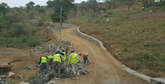 Foto 13: Obras de Reabilitação FAMR EM-SS-06 Pico Freire Manhanga Contrato de empreitada de reabilitação da calçada do troço de estrada Trindade/São Martinho, para execução do murro no troço de