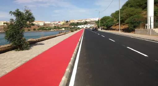Foto 15: Trabalhos de pintura da ciclovia estrada Lém-Ferreira/Porto da Praia Relatório de Atividades 20