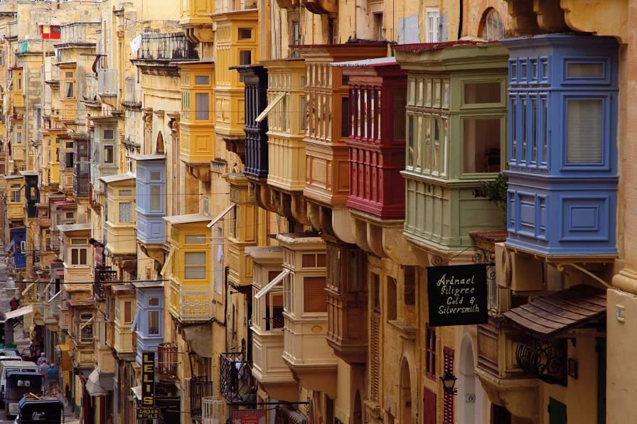 próximos e é possível fazer quase tudo a pé. Isso significa uma grande economia com locomoção. Aluguel: Em Malta, o aluguel mensal de um apartamento de dois quartos custa em média R$1.200,00.