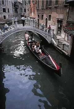 O Cavaleiro conhece o mercador de Veneza que o apresenta a vários amigos.