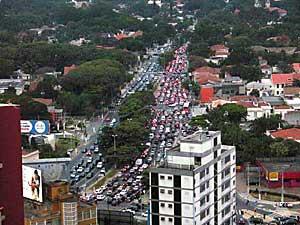 Problemas dos Grandes Centros Urbanos É a seqüela da industrialização a qualquer preço, além da falta de investimento em infraestrutura.