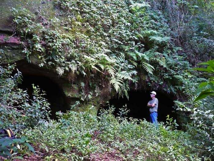 A caverna : a seta indica o ponto da saída da caverna no outro lado do morro. AS CAVERNAS DO CURTUME BENDER Tu já conhece os buracos do Bender?