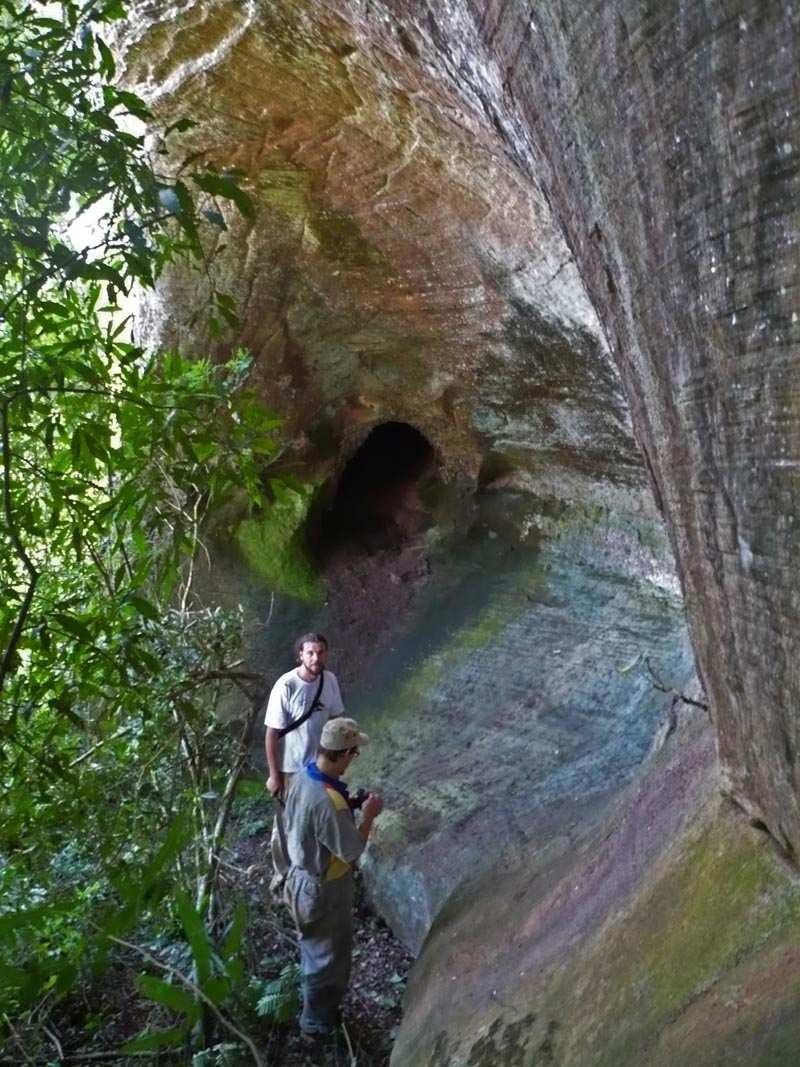 8 NOVAS ESTRUTURAS - 3 A equipe do Projeto Paleotocas recebeu o auxílio de Inácio Weber para a localização de uma possível paleotoca em Lindolfo Collor.