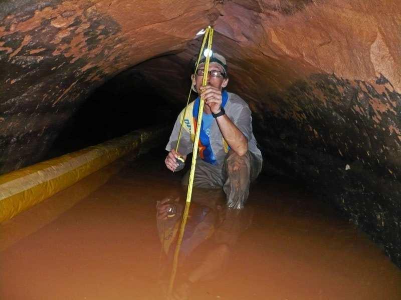 A análise da Foto 2 permite concluir que o túnel é uma espetacular paleotoca, inteiramente preservada, sem desabamentos nem entupimentos, com as