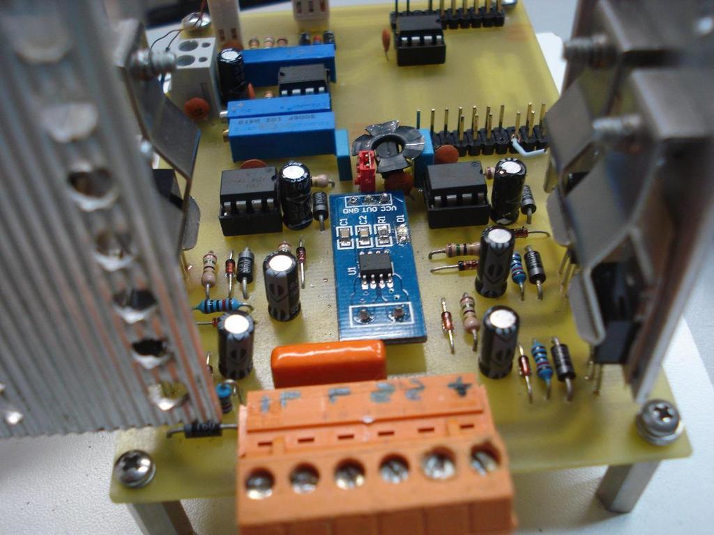 29 Figura 22 - Imagem do protótipo final 3.4 MEDIÇÃO DE RESPOSTA DO INVERSOR A resposta do circuito foi medida através da utilização do osciloscópio disponível na bancada do laboratório.