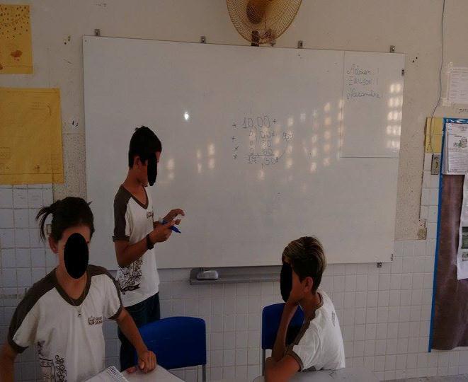 exigiu-se um pouco mais de tempo para que eles pudessem decidir qual operação usar. Tal situação exigiu bastante cuidado do professor, para que ele não influenciasse nas respostas dos alunos.