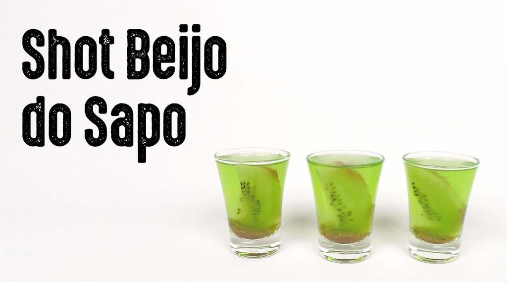 Num copo Mixer: 3 pedras de Gelo 2 Doses de Licor de Kiwi 1 Dose de Rum Mexer Meio Limão espremido Mexer