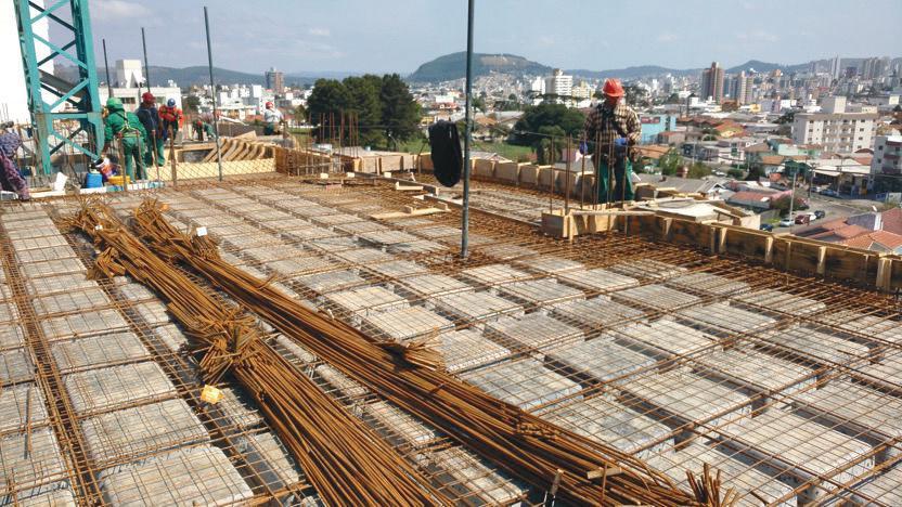 entre as nervuras e a malha de distribuição colocada sobre as fôrmas,