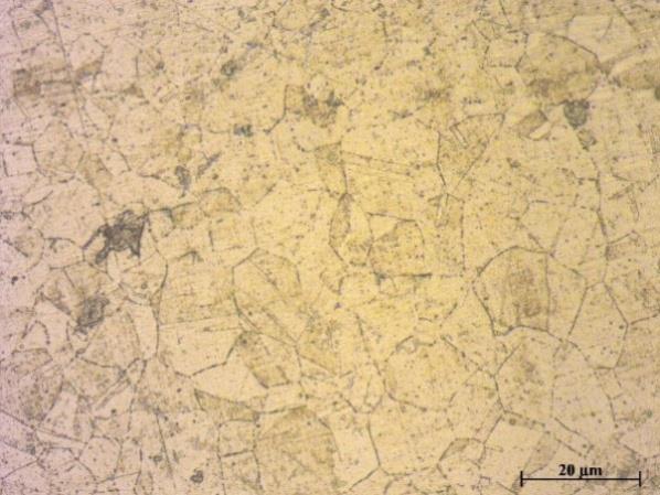 submetido ao esforço de tração e outro ao esforço de compressão, tem-se as micrografias das