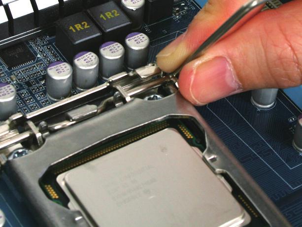 instalada.) Etapa 3: Segure a CPU com seu polegar e com o indicador.