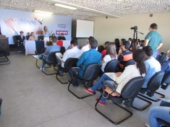 ajustar e aprimorar as polí cas públicas para a juventude.