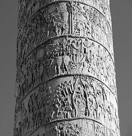 Nesse sentido, podemos afirmar que a Coluna de Trajano (Roma) consiste A) no mais notável relevo do Mundo Antigo, que, pela gigantesca proporção das figuras representadas, permite que o público