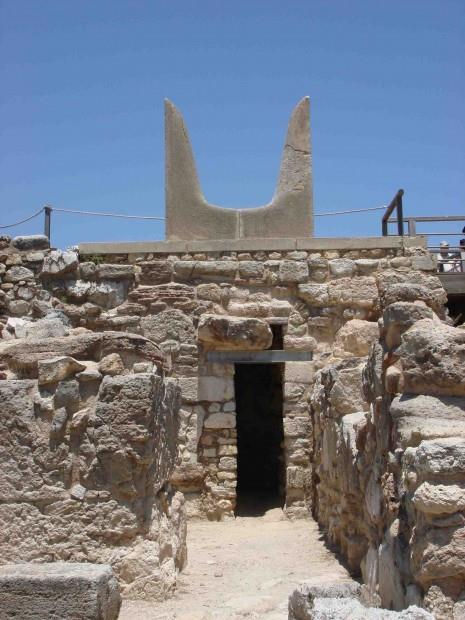 entrada e não se perder no grandioso e perigoso labirinto. Tomando todo cuidado, Teseu escondeu-se entre as paredes do labirinto e atacou o monstro de surpresa.