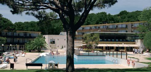 Entre os serviços do hotel destacam a sua grande piscina com bar, as magníficas salas com capacidade até 400 pessoas e a sua proximidade da praia e vários campos de Golf.