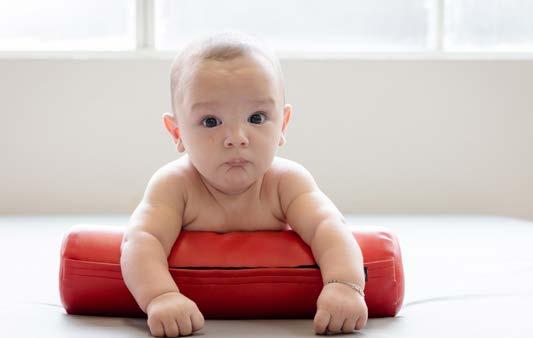 Coloque a criança de barriga para baixo apoiada sobre