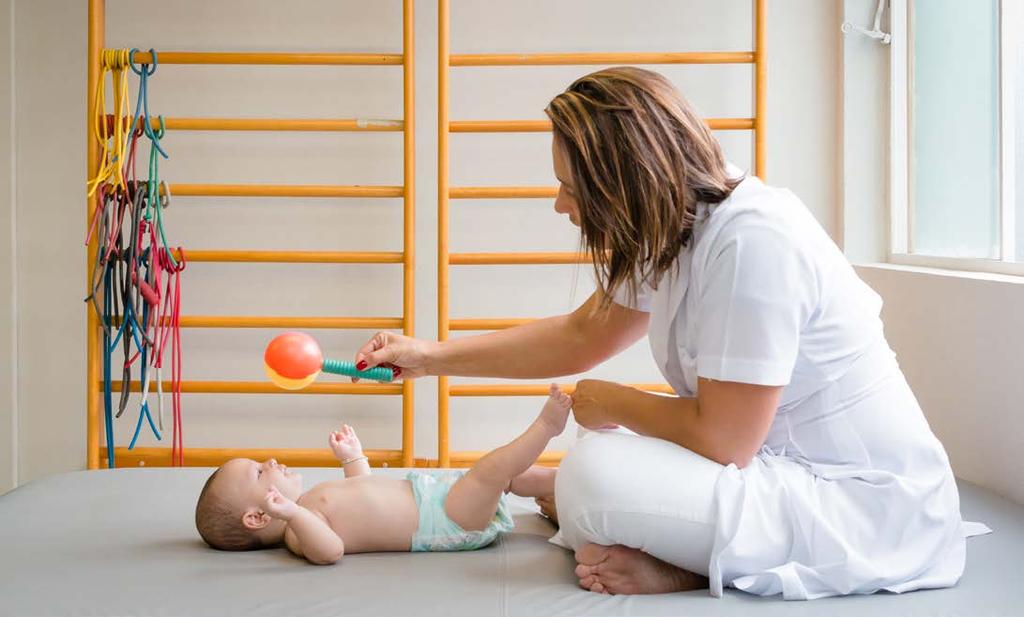 Brinquedos sonoros como chocalhos devem ser colocados na frente da linha média da criança, em seu campo visual e movimentados de forma lenta, a fim de que a criança perceba o objeto à sua volta.