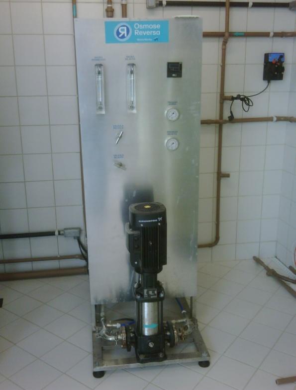 60 Figura 2: Equipamento de osmose reversa em sala de tratamento de água - Campinas Fonte: Fotos do autor - Thomas Elzesser, 2010 Na obtenção de água tratada com o uso do equipamento