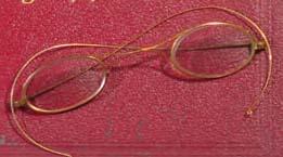 Um leitor assíduo irá diretamente clicar nos óculos, pois esses já possuem a informação que é aquela área que