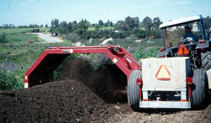 Quando o suprimento de substratos facilmente biodegradáveis é exaurido, o composto começa a esfriar, iniciando-se a etapa da cura, onde passam a predominar os