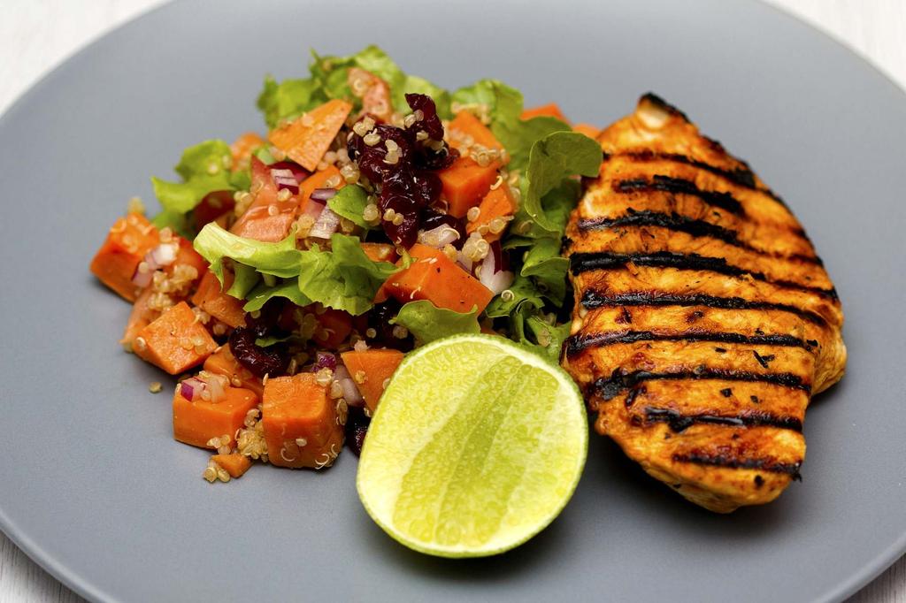 Tabule de Quinoa 2 xícaras de quinoa em grãos cozida e fria 4 tomates sem sementes cortados em pedaços 1/2 xícara de salsa picada 1/4 xícara de folhas de hortelã picada 4 c.s. de azeite de oliva 2 c.