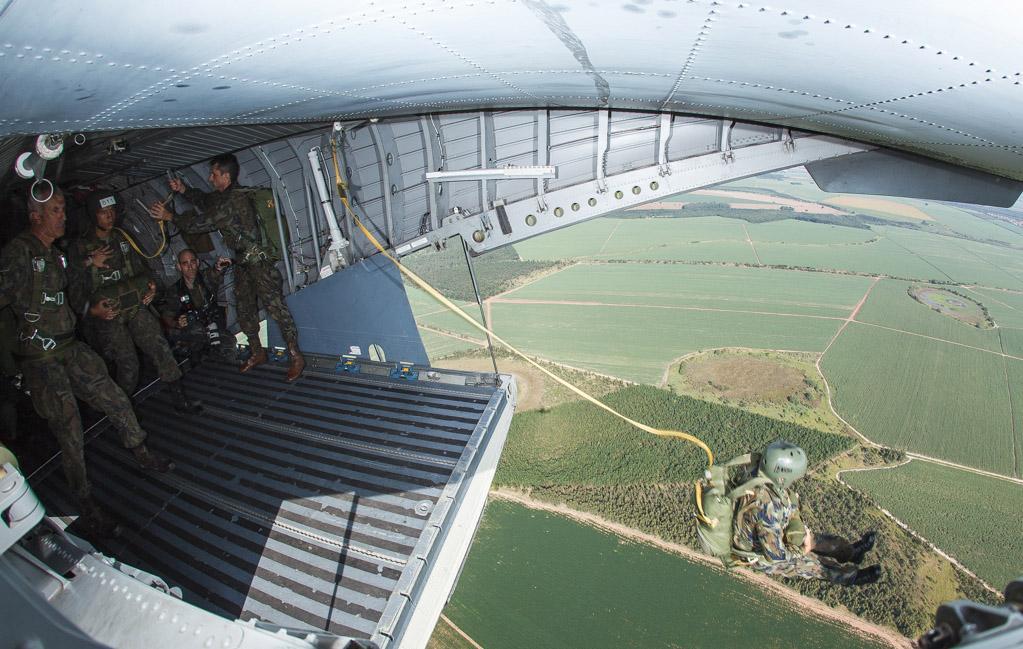 técnicas específicas de aterragem para evitar fraturas e torções. Isso porque em uma operação real, o lançamento de tropas deve ser rápido e preciso, devendo os militares ficar pouco tempo ao ar.