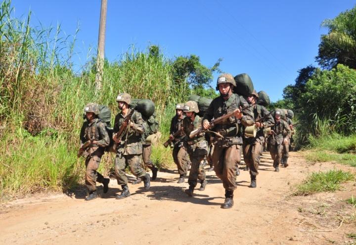 adquirido por meio de instruções e intenso preparo físico, só que na selva. Selva entre aspas porque, na verdade, o local onde é realizado simula as condições hostis de tal.